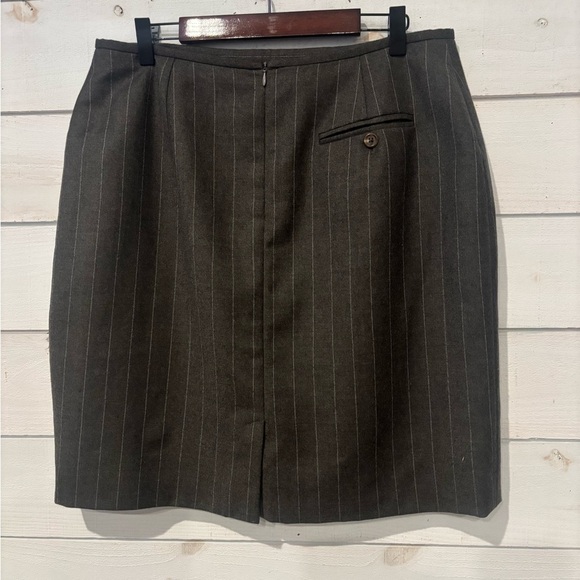 Lauren Ralph Lauren 100%
Worsted Wool Pencil Skirt Size 14
Charcoal Gray Striped - Picture 10 of 11